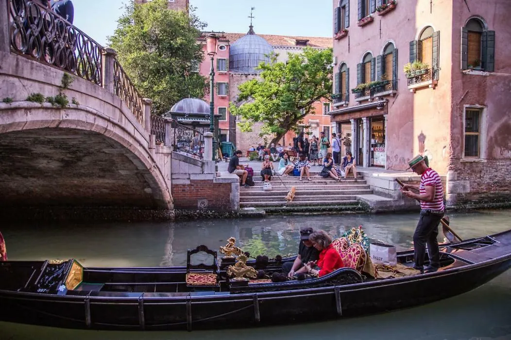 Apartment Life In Venezia